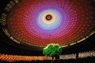 The performance of "Song of Auspiciousness" is staged at the Buddhist Palace in Lingshan Mountain in Wuxi, east China's Jiangsu Province, on March 29, 2009, marking the end of the first phase of the Second World Buddhist Forum (WBF). (Xinhua/Han Yuqing)