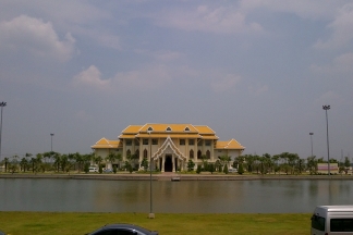 The magnificent meditation hall at Mahachulalongkorn University.